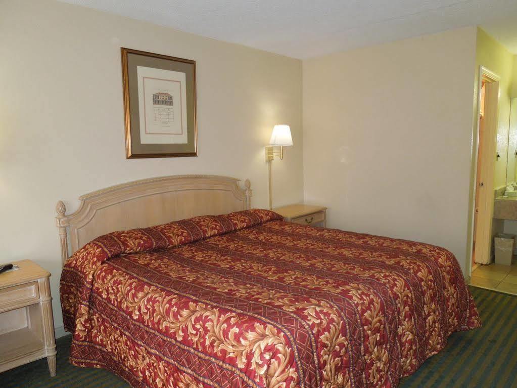 Red Roof Inn Fredericksburg North Exterior photo